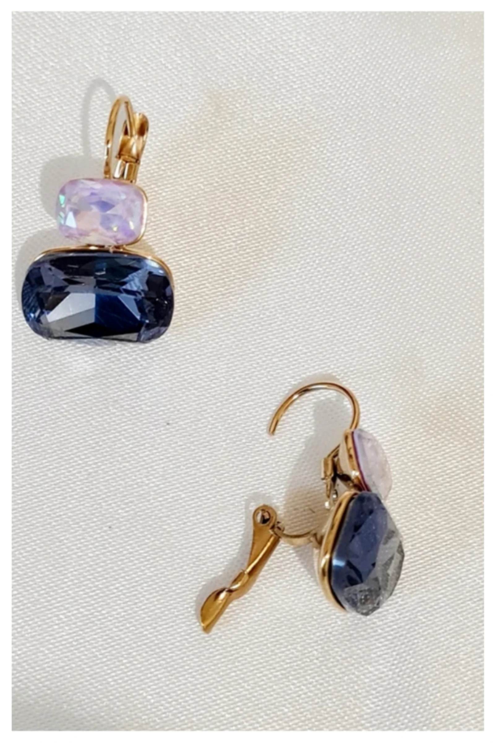 Boucles d'oreilles dorées cristaux mauves – photo 3